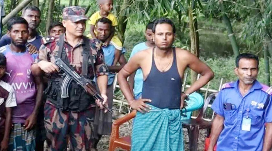 বাংলাদেশিকে বিএসএফ নিয়ে যাওয়ার জবাবে ভারতীয়কে ধরে আনলো গ্রামবাসী