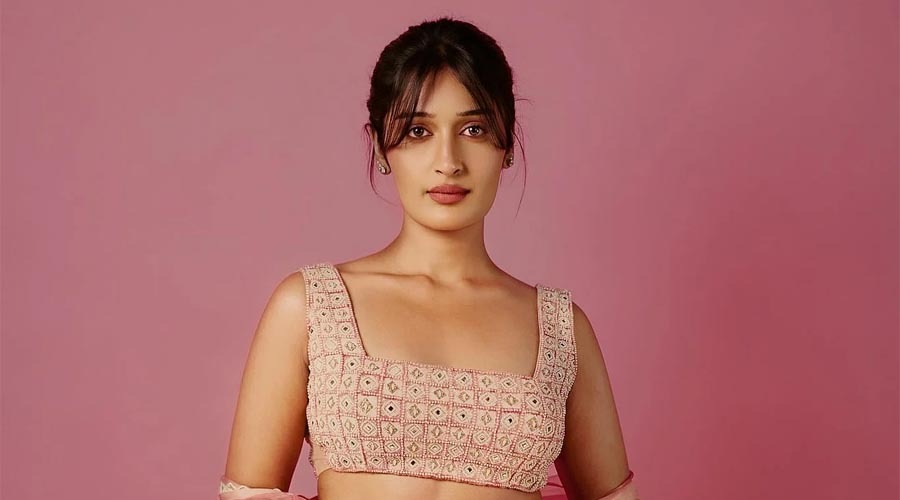অন্তরঙ্গ দৃশ্যে আপত্তি, শেষ পর্যন্ত সিনেমা ছাড়তে হয় নীহারিকাকে