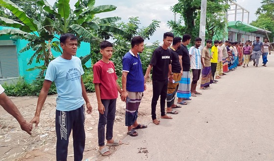 সাতবাড়িয়ায় প্রতিপক্ষের অপপ্রচারের বিরুদ্ধে মানববন্ধন
