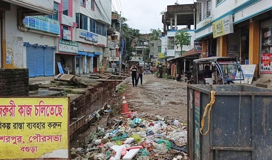 ১৭ কোটি টাকার প্রকল্পে ধীরগতি, সড়কে চরম দুর্ভোগ
