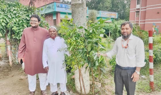 সাপাহারে গাছের চারা বিতরণ করলেন বিএনপি নেতা রহিম