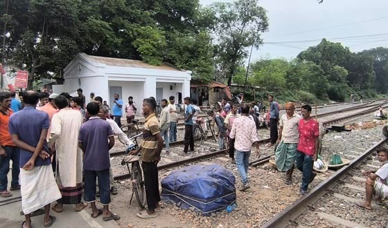 ঈশ্বরদীতে প্রতিদিন শ্রম বিক্রির হাটে বিক্রি হয় কয়েক হাজার শ্রমিক