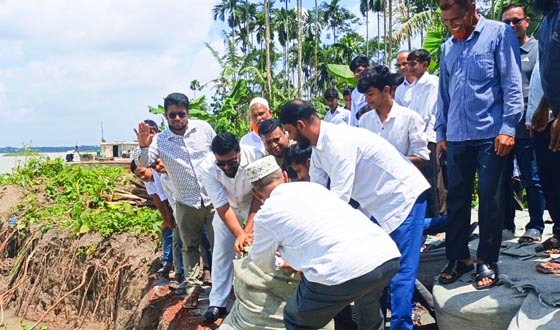 বাবুগঞ্জে সন্ধ্যা নদীর ভাঙন ঠেকাতে জিও ব্যাগ ডাম্পিং কাজের উদ্বোধন