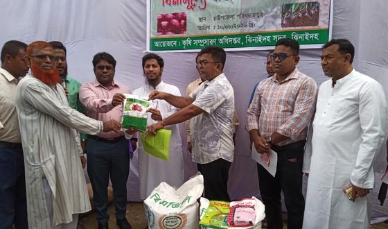 ঝিনাইদহের কৃষকের মাঝে সার-বীজ ও কৃষি উপকরণ বিতরণ