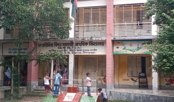 বীরগঞ্জে স্কুলের সীমানা প্রাচীর না থাকায় নিরাপত্তা ঝুঁকিতে শিশু শিক্ষার্থীরা