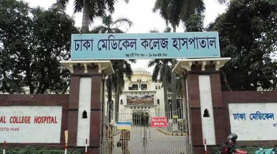 ঢামেকে চিকিৎসক-কর্মচারী সংঘর্ষ, পরিচালকের পদত্যাগ দাবিতে কক্ষে অবস্থান