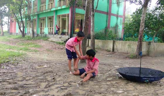 কাঁদা-পানি মাড়িয়ে বিদ্যালয়ে যেতে হয় শিক্ষার্থীদের