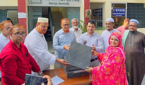 সৈয়দপুরে প্রাথমিক বিদ্যালয়ে এমপির সৌজন্যে দেয়ালঘড়ি বিতরণ