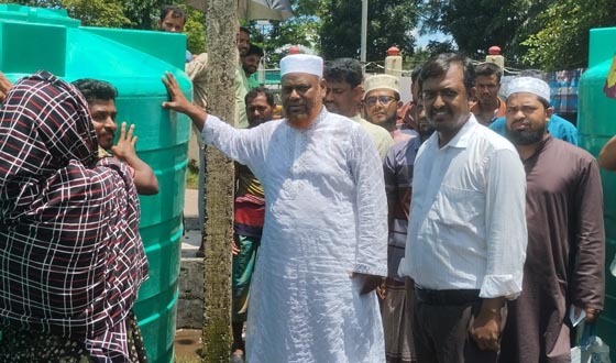 সুপেয় পানি সংরক্ষণে পানির ট্যাংক বিতরণ করলেন এমপি আজাদ