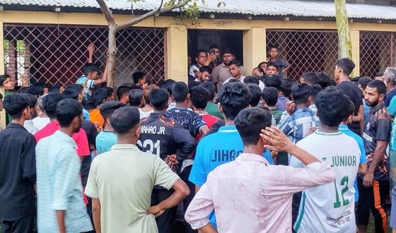 ফেল করা শিক্ষার্থীদের স্কুলে তালা, পুলিশ হস্তক্ষেপে শিক্ষকরা উদ্ধার