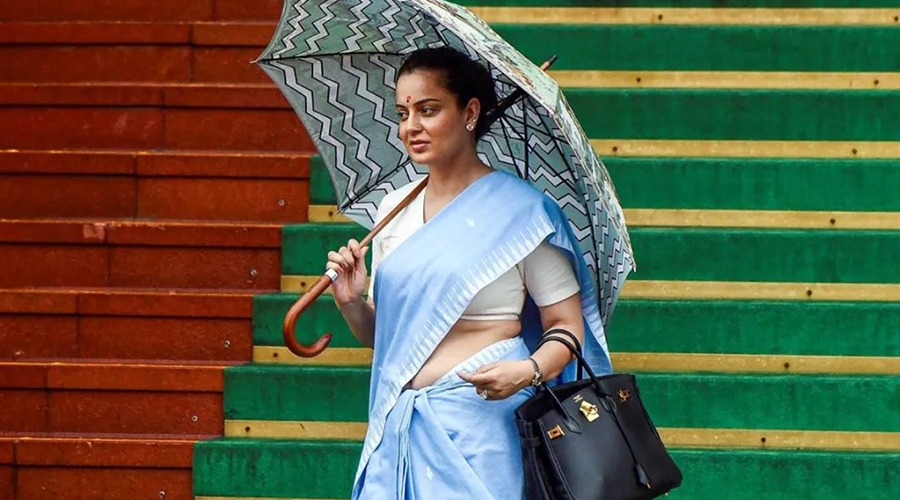 নজর কাড়া সাজে সংসদে কঙ্গনা রানাওয়াত