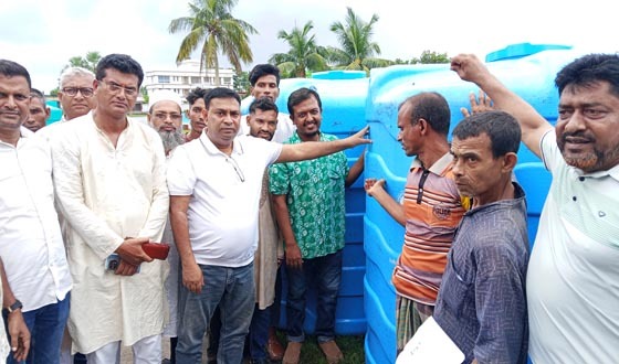 কয়রায় পানির ট্যাংকি বিতরণ করলেন জেলা প্রশাসক বাপ্পী