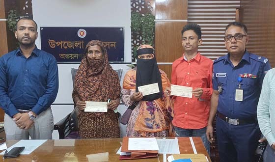 অভয়নগরে সরকারি আর্থিক সহায়তার চেক হস্তান্তর