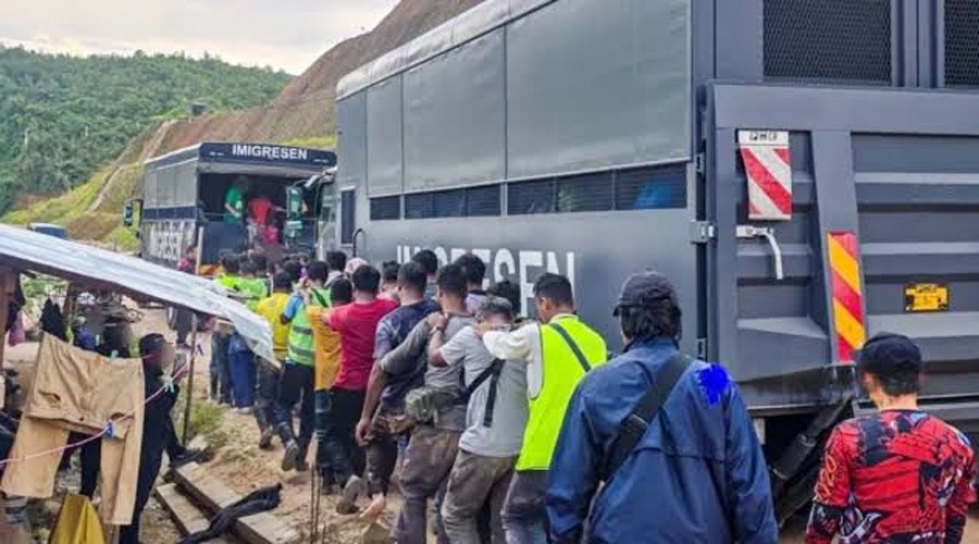 মালয়েশিয়ায় বড় ধরনের অভিযান, ৩৭০ বাংলাদেশিসহ ১,০৪৩ আটক
