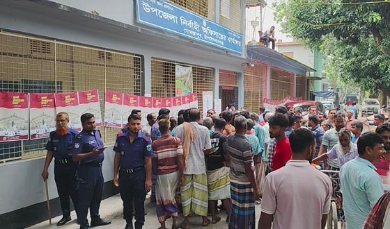 গোমস্তাপুরে সংকটের প্রতিবাদে কৃষকের বিক্ষোভ