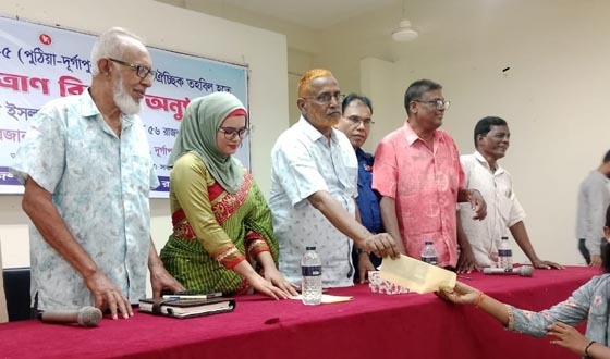 দুর্গাপুরে সুবিধাবঞ্চিত মানুষের মাঝে অনুদান ও ত্রাণ বিতরণ