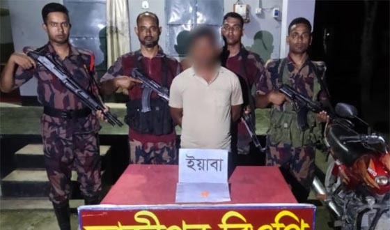 দৌলতপুর সীমান্তে আসামীসহ ভারতীয় মাদকদ্রব্য আটক