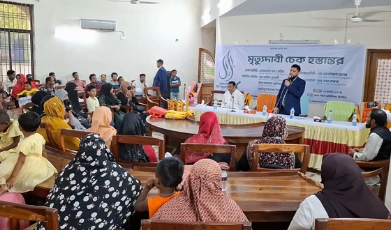 ঝিনাইদহে বেঙ্গল ইসলামী লাইফ ইন্সুরেন্সের মৃত্যুদাবী চেক হস্তান্তর
