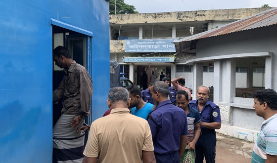 আগৈলঝাড়ায় ওসির নেতৃত্বে ইয়াবাসহ ছয় জন ব্যবসায়ী গ্রেফতার