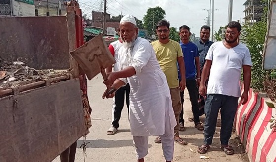 মহাদেবপুরে স্বেচ্ছাশ্রমে ময়লা পরিস্কার করলেন বিএনপি নেতা হাজী আক্কাস