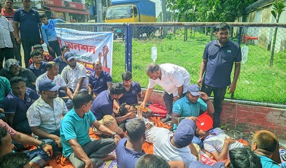রংপুরে বিএটি বাংলাদেশের শ্রমিকদের প্রতীকী অনশন