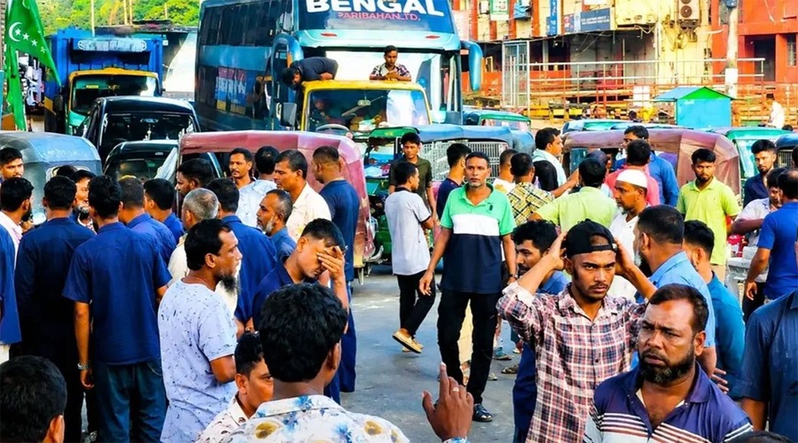 চট্টগ্রামে সিএনজি চালকদের সড়ক অবরোধ