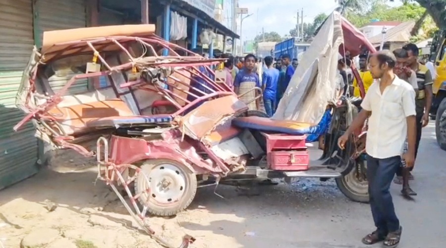 হাতীবান্ধায় ট্রাক চাপায় অটোরিকশার ২ যাত্রী নিহত