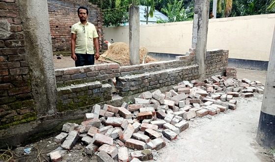 মহাদেবপুরে বাড়িঘরে হামলা, ভাংচুর, লুটপাটের অভিযোগ