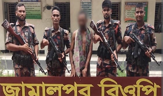 দৌলতপুর সীমান্তে আসামিসহ মাদকদ্রব্য ও মালামাল আটক