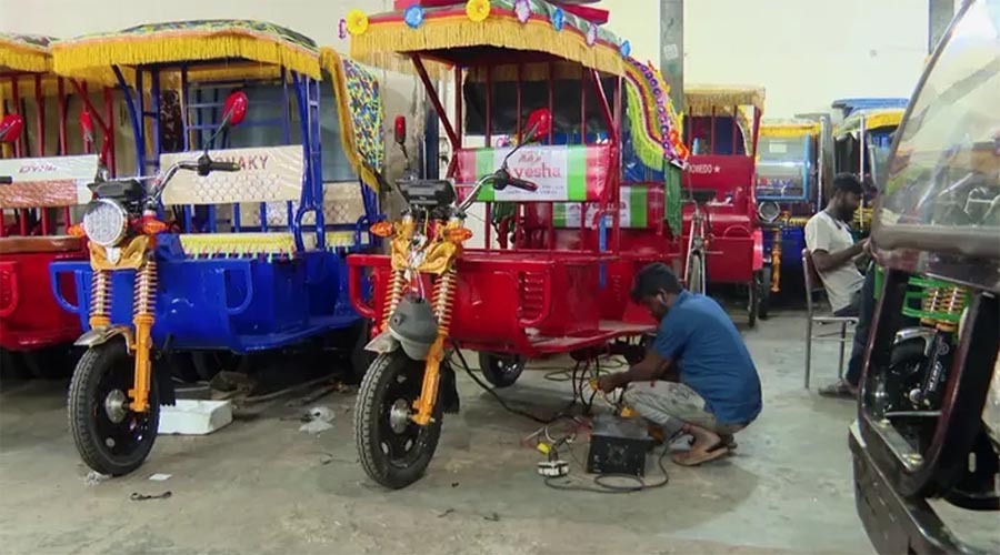 সৌরবিদ্যুৎ ছাড়া চার্জ দিলে অটোরিকশার নিবন্ধন নয়, থাকছে জরিমানা