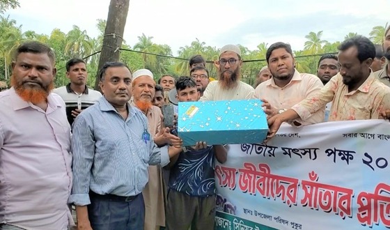 দৌলতখানে জেলেদের সাঁতার প্রতিযোগিতা