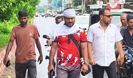 মাথায় কাফনের কাপড় জড়িয়ে অস্ত্র হাতে মহড়া সাবেক ছাত্রদল নেতা বাপ্পীর