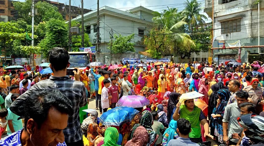বকেয়া বেতনের দাবিতে চট্টগ্রামে পোশাক শ্রমিকদের সড়ক অবরোধ