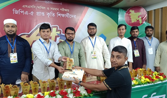 ঝিনাইদহে মেধাবী শিক্ষার্থীদের সংবর্ধনা