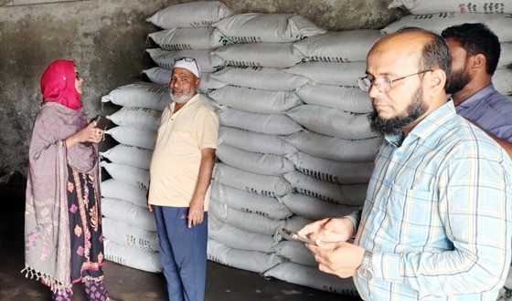 রাণীনগরে অতিরিক্তি দামে সার বিক্রি দুই ডিলারকে জরিমানা