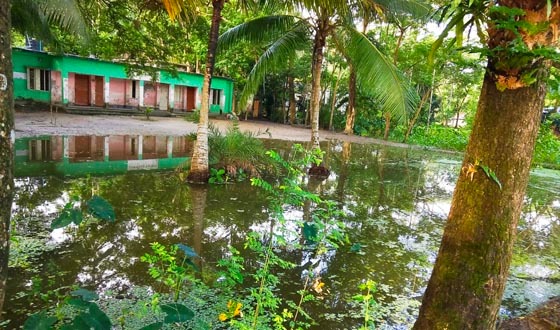 বর্ষায় পানিতে তলিয়ে যায় পশ্চিম রাজগুরু বিদ্যালয়ের মাঠ