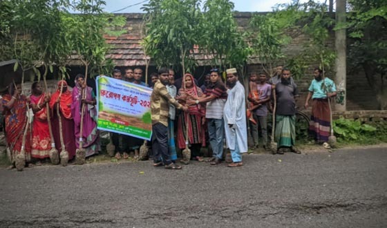 আশাশুনির নওয়াপাড়া আইপিএম ক্লাবের বৃক্ষ রোপণ কর্মসূচি