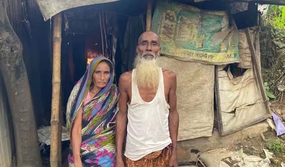 বৃদ্ধ আজমত আলী দম্পতির দিন কাটছে পলিথিনের ঝুপড়িতে