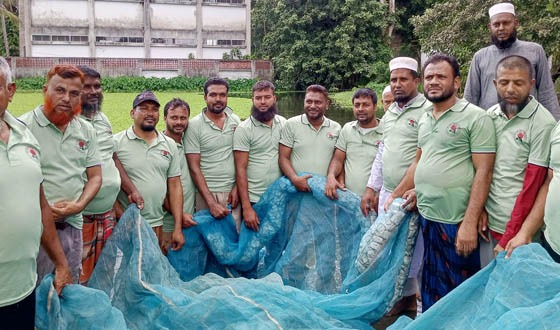 দাকোপে পুকুরের ময়লা-আবজনা পরিস্কার পরিচ্ছন্নতা কার্যক্রম