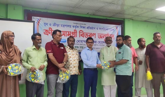 মুক্তাগাছায় স্কুল ও সংগঠনের মাঝে ক্রীড়া সমাগ্রী বিতরণ