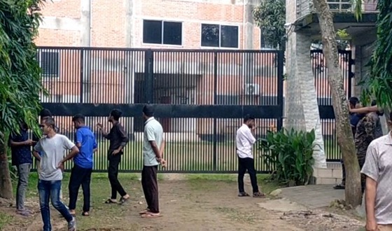 ভালুকায় বিনা নোটিসে কারখানা বন্ধ, দেড় মাসের বেতন বকেয়া