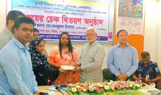 বীরগঞ্জে এলজিইডির ৩১ মহিলা কর্মীর মাঝে চেক বিতরণ