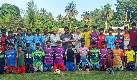 বিরল বিদ্যালয় মাঠে খেলোয়াড়দের অনুপ্রেরণা যোগালেন জেলা ক্রীড়া অফিসার