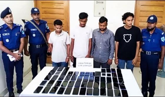 ফকিরহাটে ৫৯টি চোরাই মোবাইল উদ্ধার, আটক ৪