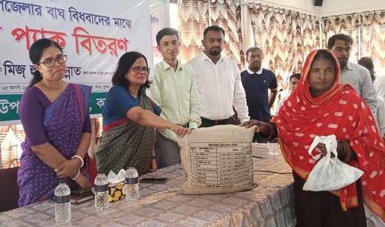 কয়রায় বাঘ বিধবা নারীদের জেলা প্রশাসকের ফুড প্যাক বিতরণ