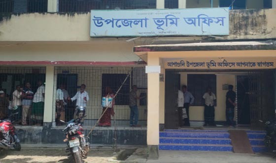 আশাশুনি উপজেলা ভূমি অফিসে কাজের অগ্রগতি বেড়েছে