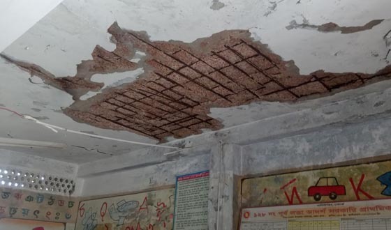 পাইকগাছায় ঝুঁকিপূর্ণ ভবনে চলছে পাঠদান