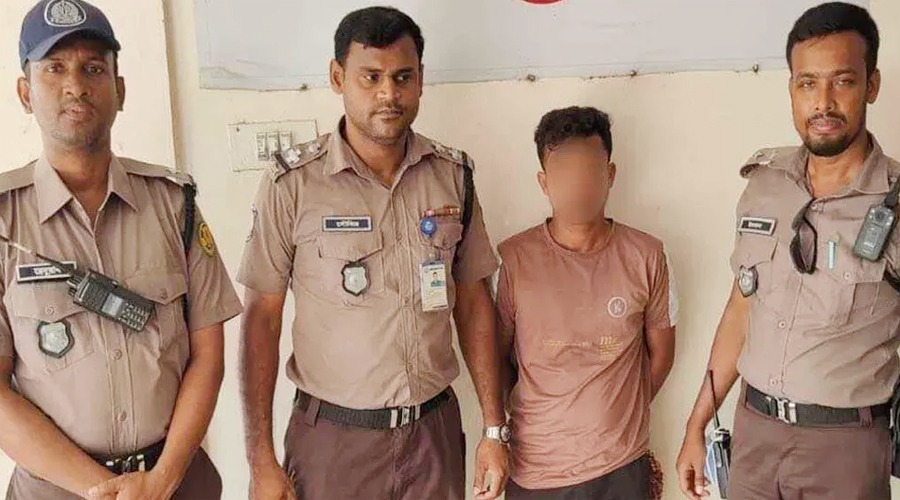 পথচারীকে চাপা দিয়ে পালানোর চেষ্টা: আটক বাস চালক