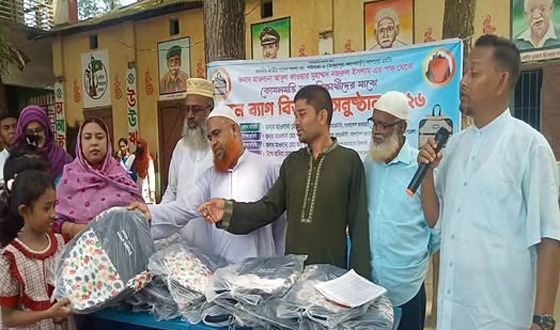 সাদুল্লাপুরে স্কুলব্যাগ হাতে পেয়ে আনন্দ-উচ্ছ্বাসে শিক্ষার্থীরা