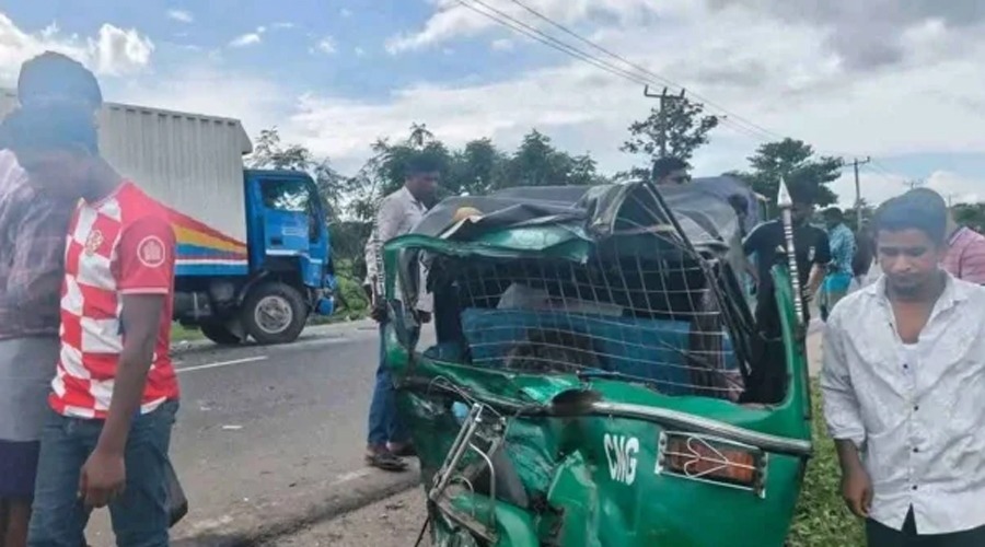 অটোরিকশা-কাভার্ডভ্যান সংঘর্ষে শিশুসহ নিহত ৩